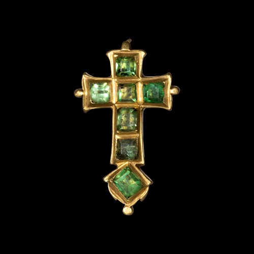 A Late Renaissance gold and emerald cross pendant.